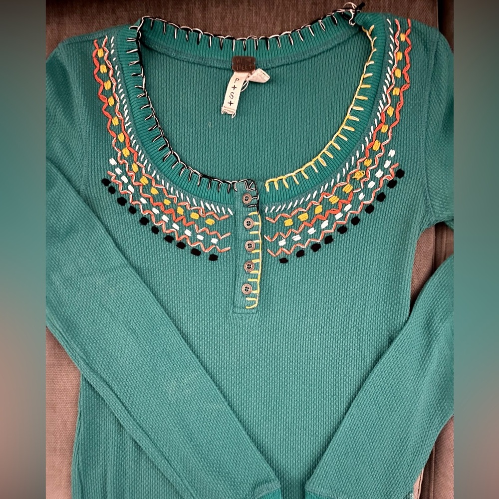 Free People Green embroidered long sleeve waffle knit top! Size small.